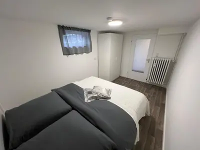 Ein Bett oder Betten in einem Zimmer der Unterkunft Messenahe Moderne Zwei-Zimmer-Wohnung 42qm