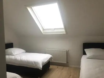 Ein Bett oder Betten in einem Zimmer der Unterkunft ENSAS Ferienwohnung Wuppertal Uellendahl-Katernberg 2Zi Apart
