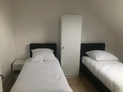 Ein Bett oder Betten in einem Zimmer der Unterkunft ENSAS Ferienwohnung Wuppertal Uellendahl-Katernberg 2Zi Apart