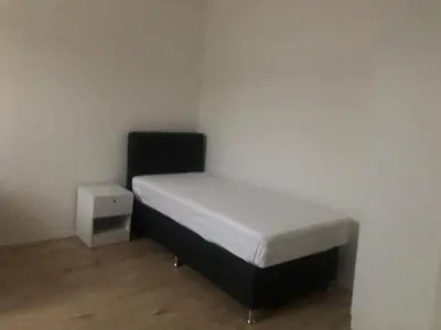 Ein Bett oder Betten in einem Zimmer der Unterkunft ENSAS Ferienwohnung Wuppertal Uellendahl-Katernberg 2Zi Apart