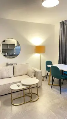 Ein Sitzbereich in der Unterkunft Home Apartments Four
