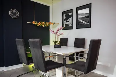 Ein Sitzbereich in der Unterkunft bold & black - balcony - Netflix - Wifi - 5 Person