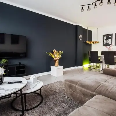 bold & black - balcony - Netflix - Wifi - 5 Person