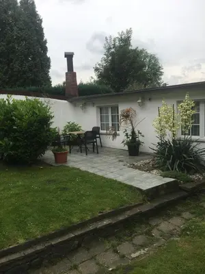 Ein Garten an der Unterkunft Atrium