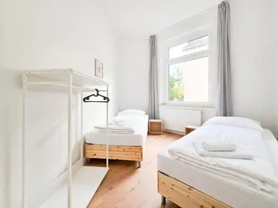 Ein Bett oder Betten in einem Zimmer der Unterkunft Tolstov Apartments - 3 Room Apartments - 30 Min Messe DUS