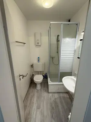 Ein Badezimmer in der Unterkunft Neu renovierte Whg nähe Wasserbahnhof und Krankenhaus mit Aufzug Große Küche