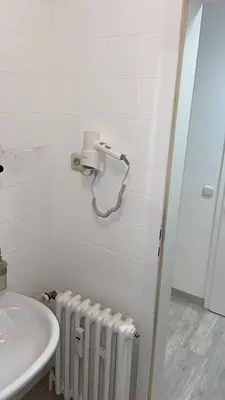 Ein Badezimmer in der Unterkunft Neu renovierte Whg nähe Wasserbahnhof und Krankenhaus mit Aufzug Große Küche