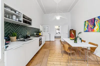 Küche/Küchenzeile in der Unterkunft Gründerzeit Domizil Altbau Neu