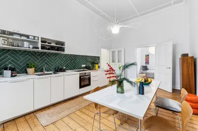 Küche/Küchenzeile in der Unterkunft Gründerzeit Domizil Altbau Neu