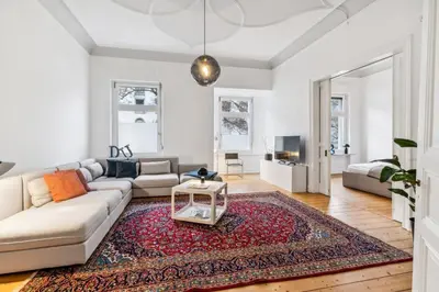 Ein Sitzbereich in der Unterkunft Gründerzeit Domizil Altbau Neu