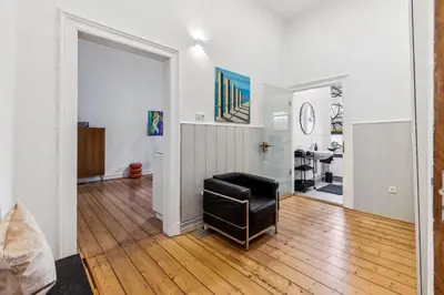 Ein Sitzbereich in der Unterkunft Gründerzeit Domizil Altbau Neu