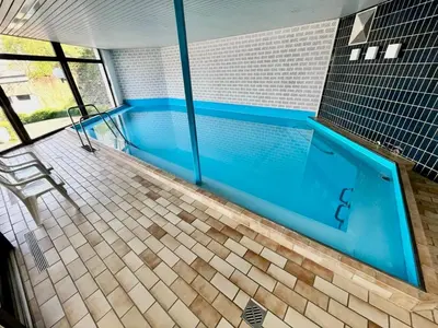 Der Swimmingpool an oder in der Nähe von Stilvolles Apartment in Herdecke