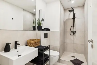 Ein Badezimmer in der Unterkunft Schicker Wohntraum 9 Pers City, Lift, Parken