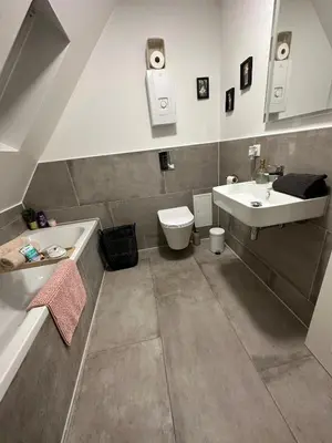 Ein Badezimmer in der Unterkunft Moderne schicke Dachgeschosswohnung 15 min bis Düsseldorf