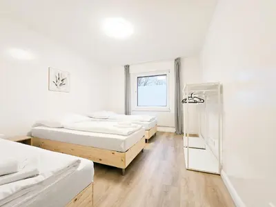 Ein Bett oder Betten in einem Zimmer der Unterkunft Tolstov Apartments - 2 Room Apartment - 25 min Messe DUS