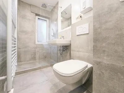 Ein Badezimmer in der Unterkunft Tolstov Apartments - 2 Room Apartment - 25 min Messe DUS