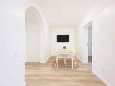 TV/Unterhaltungsangebot in der Unterkunft Tolstov Apartments - 3 Room Apartment - Kitchen - Dining Area - 25 min Messe DUS