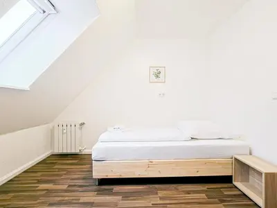 Ein Bett oder Betten in einem Zimmer der Unterkunft Tolstov Apartments - 4 Room Maisonette Apartment - 25 min Messe DUS