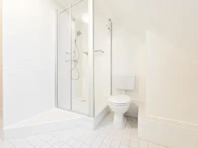 Ein Badezimmer in der Unterkunft Tolstov Apartments - 4 Room Maisonette Apartment - 25 min Messe DUS