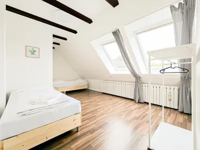 Ein Bett oder Betten in einem Zimmer der Unterkunft Tolstov Apartments - 4 Room Maisonette Apartment - 25 min Messe DUS