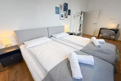 Ein Bett oder Betten in einem Zimmer der Unterkunft Stilvoll & zentral in der Innenstadt, nahe Hauptbahnhof und Limbecker Platz, helle und großzügige Räume, voll ausgestattete Küche