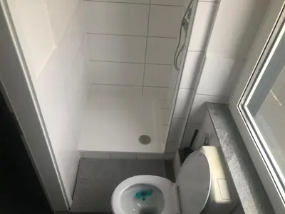 Ein Badezimmer in der Unterkunft ENSAS Ferienwohnung Wuppertal Uellendahl-Katernberg 1Zi Apart