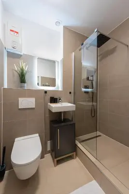 Ein Badezimmer in der Unterkunft Modernes, zentrales City-Apartment am Kennedyplatz, nahe Hauptbahnhof und Limbecker Platz, lichtdurchflutete Räume