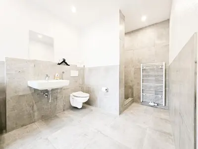 Ein Badezimmer in der Unterkunft Tolstov Apartments - Monteurwohnung mit 3 Zimmern , Terrasse und Parkplatz