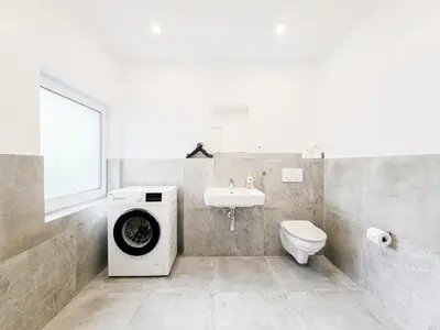 Ein Badezimmer in der Unterkunft Tolstov Apartments - Monteurwohnung mit 3 Zimmern , Terrasse und Parkplatz