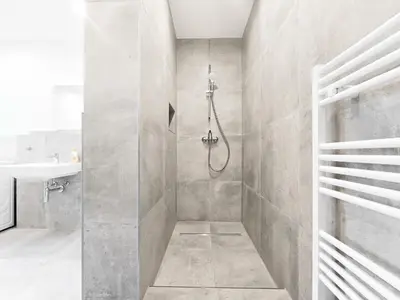 Ein Badezimmer in der Unterkunft Tolstov Apartments - Monteurwohnung mit 3 Zimmern , Terrasse und Parkplatz