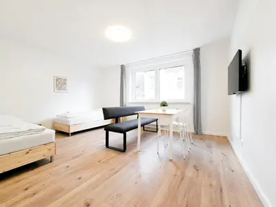 Ein Bett oder Betten in einem Zimmer der Unterkunft Tolstov Apartments - Monteurwohnungen mit 3 Zimmern , Balkon und Parkplatz