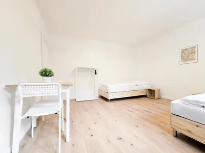 Ein Bett oder Betten in einem Zimmer der Unterkunft Tolstov Apartments - Monteurwohnungen mit 3 Zimmern , Balkon und Parkplatz