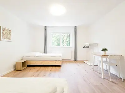Ein Bett oder Betten in einem Zimmer der Unterkunft Tolstov Apartments - Monteurwohnungen mit 3 Zimmern , Balkon und Parkplatz
