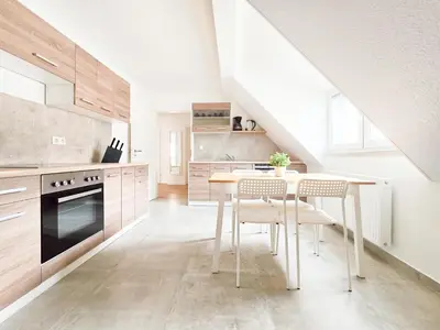 Küche/Küchenzeile in der Unterkunft Tolstov Apartments - Monteurwohnung mit 3 Zimmern - Dachgeschoss - Parkplatz