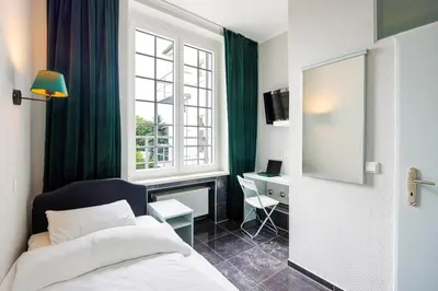 Ein Bett oder Betten in einem Zimmer der Unterkunft Hotelzimmer in Düsseldorf 2 Heidelberger Hof