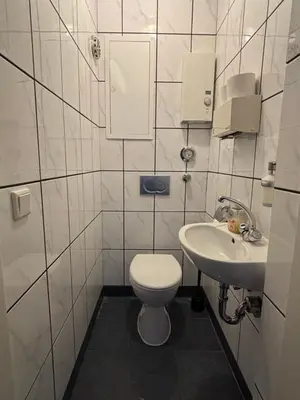 Ein Badezimmer in der Unterkunft Case Four Boardinghouse mit Parkplatz, Küche, Waschmaschine und Trockner