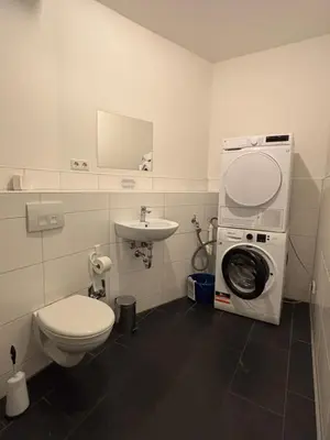 Ein Badezimmer in der Unterkunft Case Four Boardinghouse mit Parkplatz, Küche, Waschmaschine und Trockner