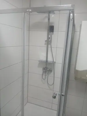 Ein Badezimmer in der Unterkunft Wohnung mit neuem Bad und Küche