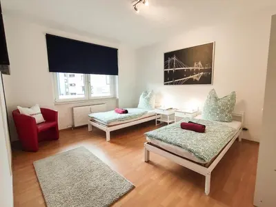 Ein Bett oder Betten in einem Zimmer der Unterkunft homes of ruhr - Monteurwohnung Hafenkiez
