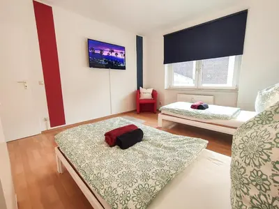 Ein Bett oder Betten in einem Zimmer der Unterkunft homes of ruhr - Monteurwohnung Hafenkiez