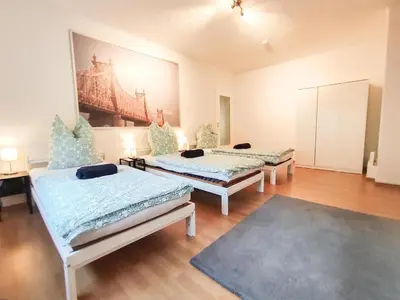 Ein Bett oder Betten in einem Zimmer der Unterkunft homes of ruhr - Monteurwohnung Hafenkiez