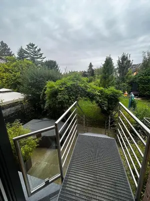 Ein Garten an der Unterkunft Modern oasis of peace with garden, top public transport