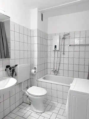 Ein Badezimmer in der Unterkunft City Apartment with 2 individual beds and sleeping sofa and kitchen