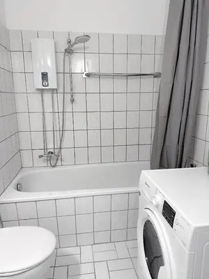 Ein Badezimmer in der Unterkunft City Apartment with 2 individual beds and sleeping sofa and kitchen