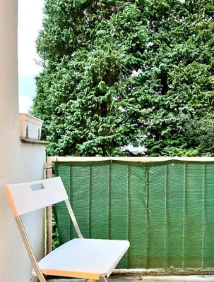Ein Garten an der Unterkunft Tolles neues Apartment mit Balkon, EBK, Wlan, Smart TV, Netflix