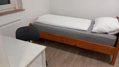 Ein Bett oder Betten in einem Zimmer der Unterkunft Neumühles Apartment Duisburg, großes TV, Wlan, Kaffeemaschine & Erdgeschoss