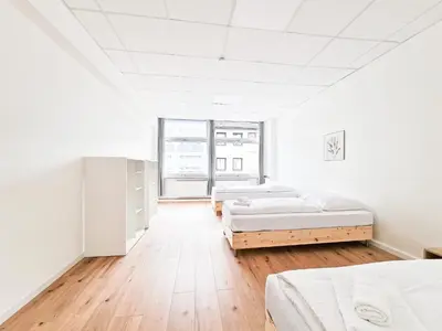 Ein Bett oder Betten in einem Zimmer der Unterkunft Tolstov Apartments - City Center Apartment with 5 Rooms - 10 Min Messe DUS