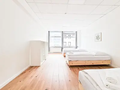 Ein Bett oder Betten in einem Zimmer der Unterkunft Tolstov Apartments - City Center Apartment with 5 Rooms - 10 Min Messe DUS