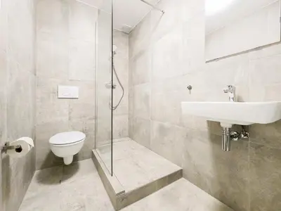 Ein Badezimmer in der Unterkunft Tolstov Apartments - City Center Apartment with 5 Rooms - 10 Min Messe DUS