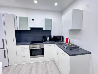 Küche/Küchenzeile in der Unterkunft Modernes Haus mit Garten & Privatparkplatz Villa